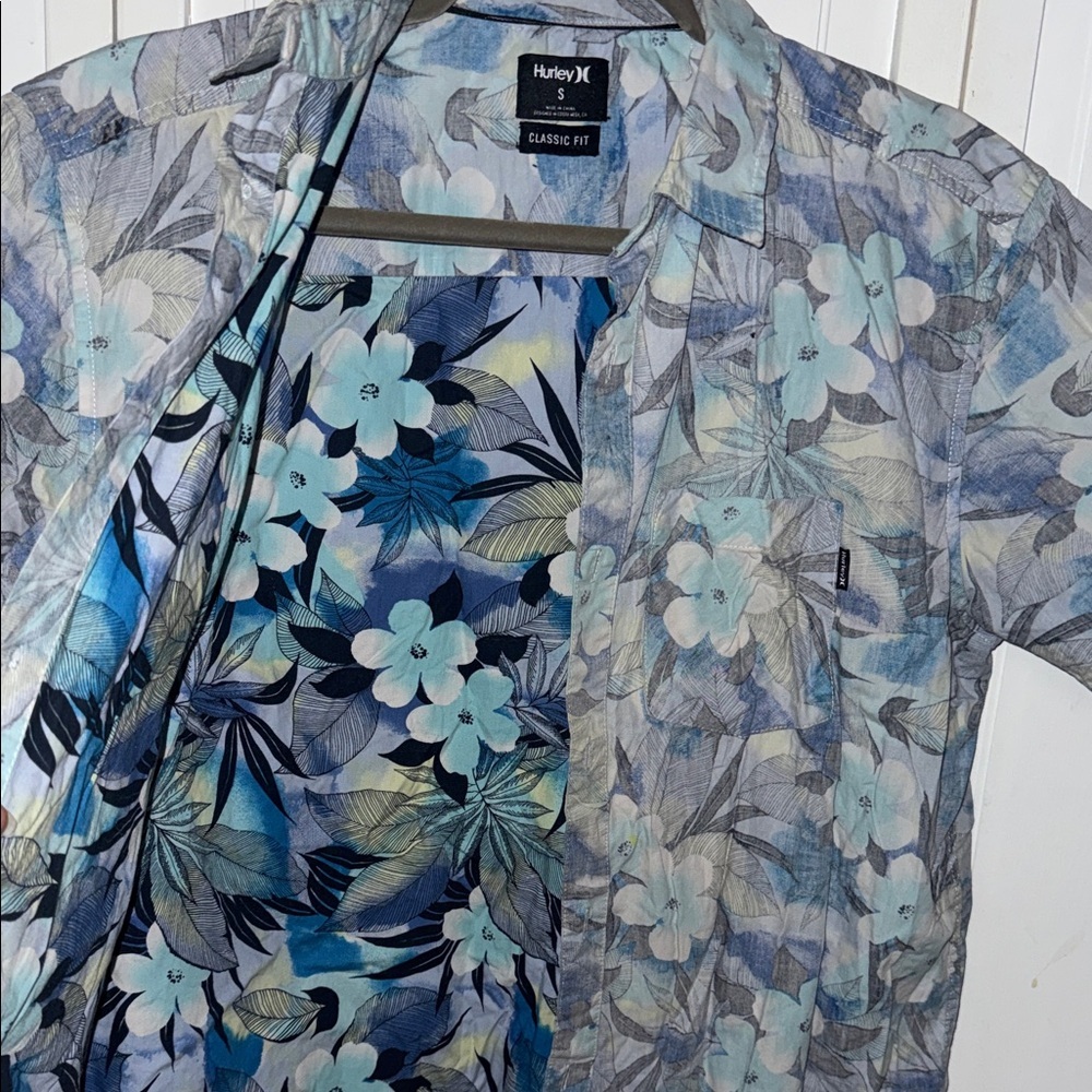 Hurley Light Blue Floral Short-Sleeve Button-Up Mena Shirt Size Small - Picture 4 of 5